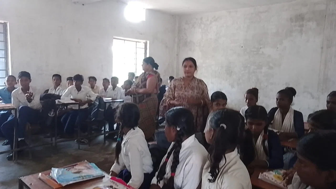 विद्यालय की गिरती व्यवस्था को आखिर संभालेगा कौन!आदर्श मध्य विद्यालय का औचक निरीक्षण किए जाने के क्रम में खुली शिक्षा व्यवस्था की कलई
