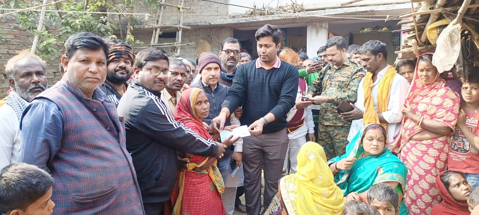 असम में खगड़िया के दो मजदूरों की मौत का मामला:जिला प्रशासन के अधिकारी और जदयू जिला अध्यक्ष ने बछौता पहुंचकर पीड़ित परिवारों को सीएम राहत कोष से दिया दो- दो लाख का चेक