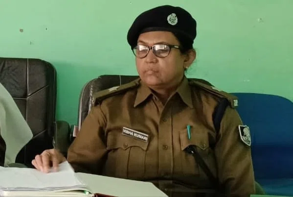 शराब का कारोबार करने के जुर्म में महिला गिरफ्तार,चार वर्षों से फरारी जीवन जी रहा दो नामजद अभियुक्त भी चढ़ा पुलिस के हत्थे,हिरासत में लिए गए संदिग्ध की कुंडली खंगाल रही पुलिस