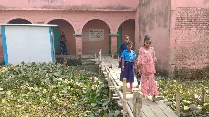 विद्यालय में न है शौचालय और न ही है पानी पीने की व्यवस्था,चचरी पुल है स्कूल आने-जाने का सहारा,बच्चों की उपस्थिति नगण्य देख जब पत्रकारों ने किया सवाल,तो एचएम ने कहा कि,यह सब मत छापि