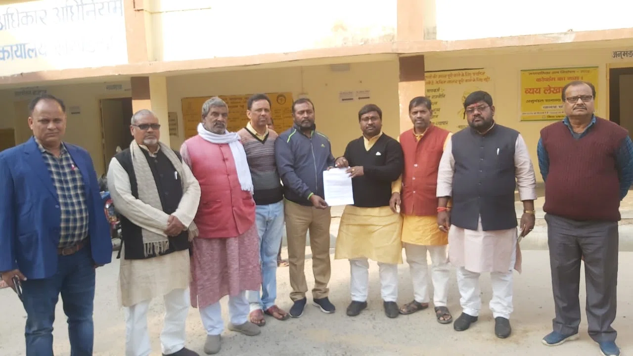 अवध बिहारी संस्कृत महाविद्यालय के 12 सौ बीघे जमीन में से अधिकांश भाग पर है दबंगों का कब्जा,नहीं मिल पाता है वाजिब राजस्व,सर्वदलीय शिष्टमंडल ने एसडीओ से मिलकर खुले में जमीन का डाक क