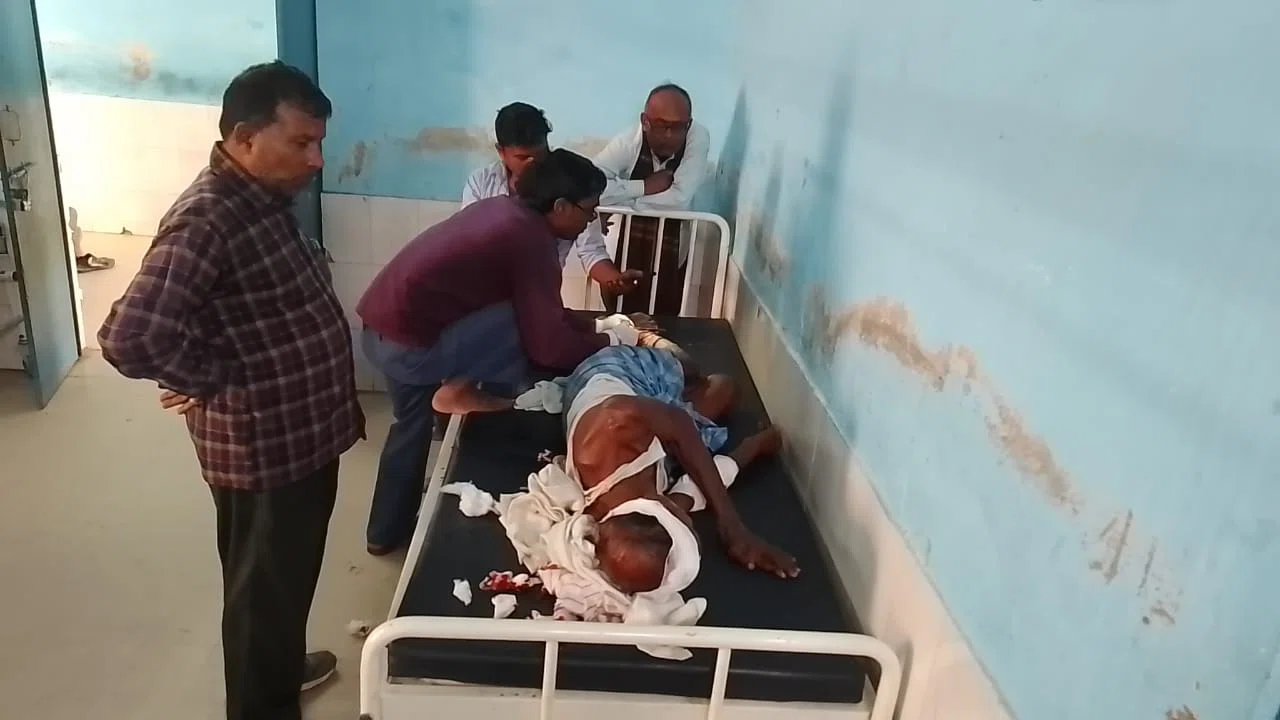 जमीनी विवाद में जमकर हुई मारपीट,दोनों पक्षों के जख्मी आधा दर्जन लोगों का प्राथमिक स्वास्थ्य केन्द्र में चल रहा है इलाज