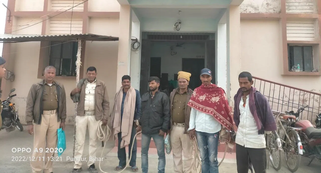 शराबियों के विरुद्ध चला पुलिसिया अभियान,शराब के नशे में चूर डीलर मंटू दास सहित नौ लोग चढ़े पुलिस के हत्थे,शराब कारोबारियों की तलाश में जुटी पुलिस