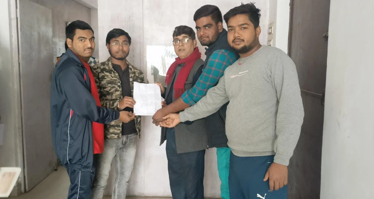स्नातक में नामांकन को ले छात्र राजद और कोसी महाविद्यालय छात्र संघ ने संयुक्त रुप से प्रभारी प्राचार्य को सौंपा पत्र,छात्रों की परेशानी को किया रेखांकित