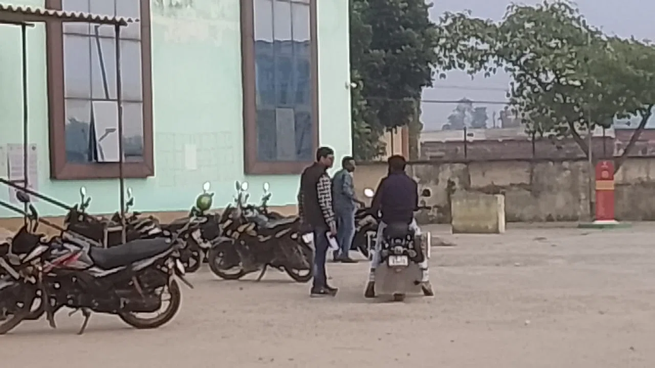 प्रखंड प्रमुख के शिक्षक पुत्र पर खूब बरस रही विभागीय मेहरबानी,स्कूल में पठन पाठन से अधिक राजनीति में दिलचस्पी रखने वाले प्रखंड प्रमुख पुत्र का किस्सा हो रहा सरेआम