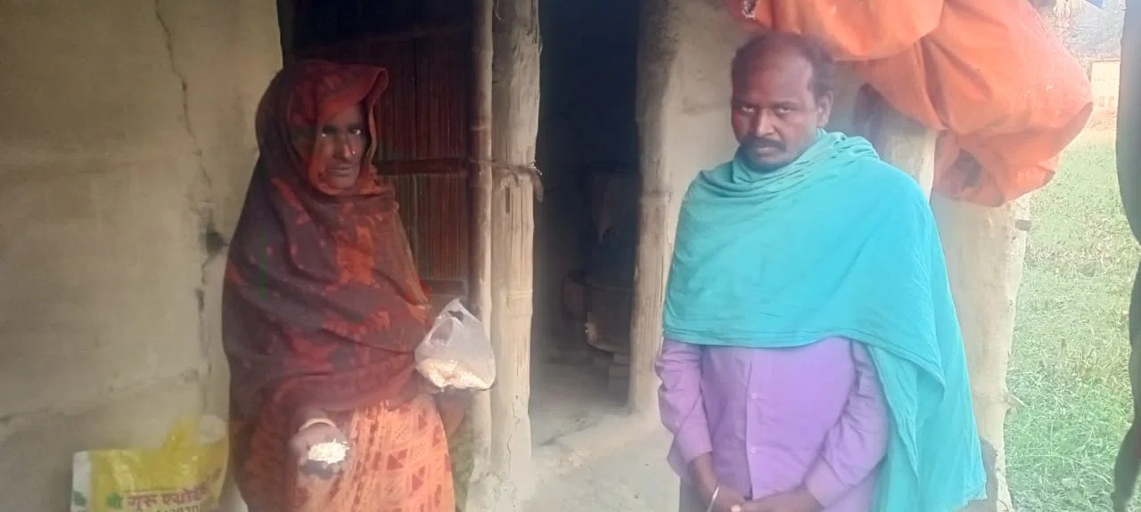 ...और जब डीलर द्वारा लाभुकों को दिए गए रबर से बने नकली चावल,नाराज लाभुकों ने एसडीओ से की शिकायत,मामले की जांच कर रहे एमओ