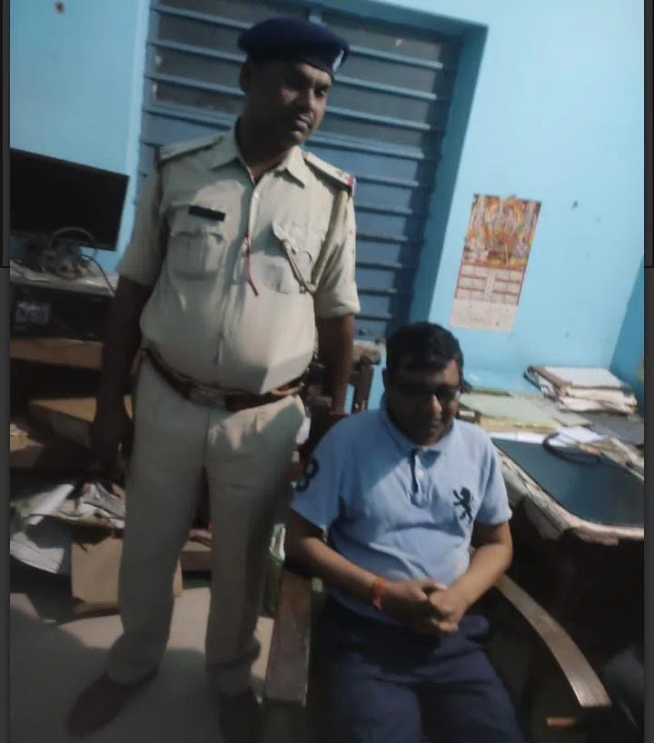 दारुबाज सीएचसी प्रभारी डॉक्टर राजीव रंजन डीएम आलोक रंजन घोष की गुगली पर हो गए बोल्ड, अन्यथा नशेबाज डॉक्टर करते रहते बल्लेबाजी
