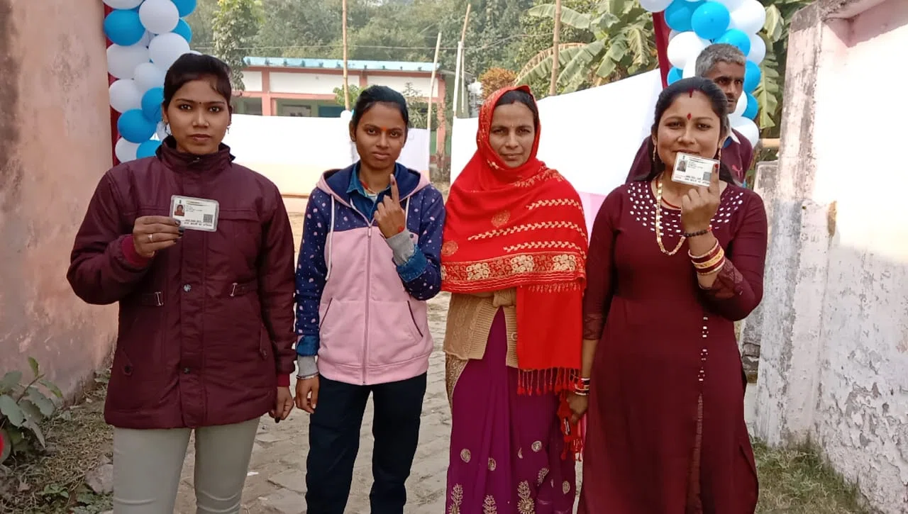 लोकतंत्र के महापर्व में पहली बार अपना मत देने पहुंची युवतियों और नवविवाहिता ने दिखाया खासे उत्साह,तो लड़खड़ाते कदमों से मताधिकार का प्रयोग करने पहुंचे बुजुर्गों को देख युवाओं के मन