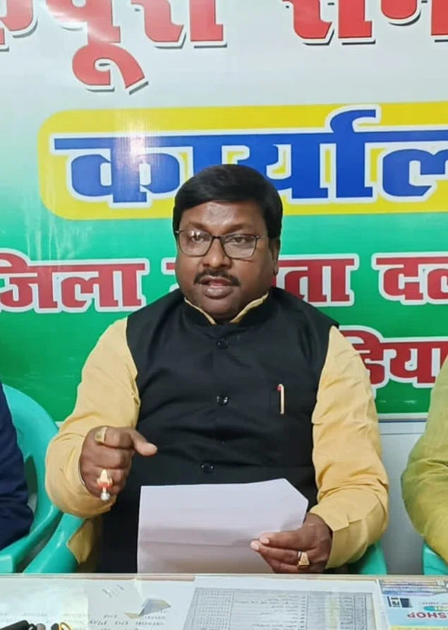 जहरीली शराब पीकर लोगों के मरने का सिलसिला है जारी और चल रहा है बयानबाजी का दौर,जदयू के जिलाध्यक्ष बबलू मंडल ने कहा-शराबबंदी हटवाकर भाजपा अपने मंसूबे में होना चाहती कामयाब,अवैध शराब