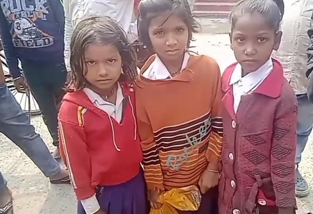 एचएम के विरुद्ध लगा बच्चों के जरिए एमडीएम के दाल व तेल चोरी करवाने का आरोप, आक्रोशित ग्रामीणों ने स्कूल में ताला जड़कर कर दिया शुम्भा-खगड़िया पथ को जाम, रसोईया ने भी खोलकर रख दिया