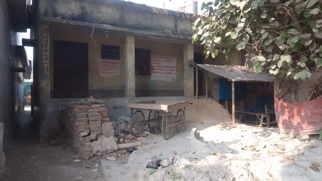 मतदान केन्द्र बना है गंजेड़ियों का अड्डा,मतदान केन्द्र के बाहर लगा है ईंट-बालू और कचरों का ढ़ेर, आगामी 28 दिसम्बर को मतदाता करने कैसे जाएंगे मतदान!!