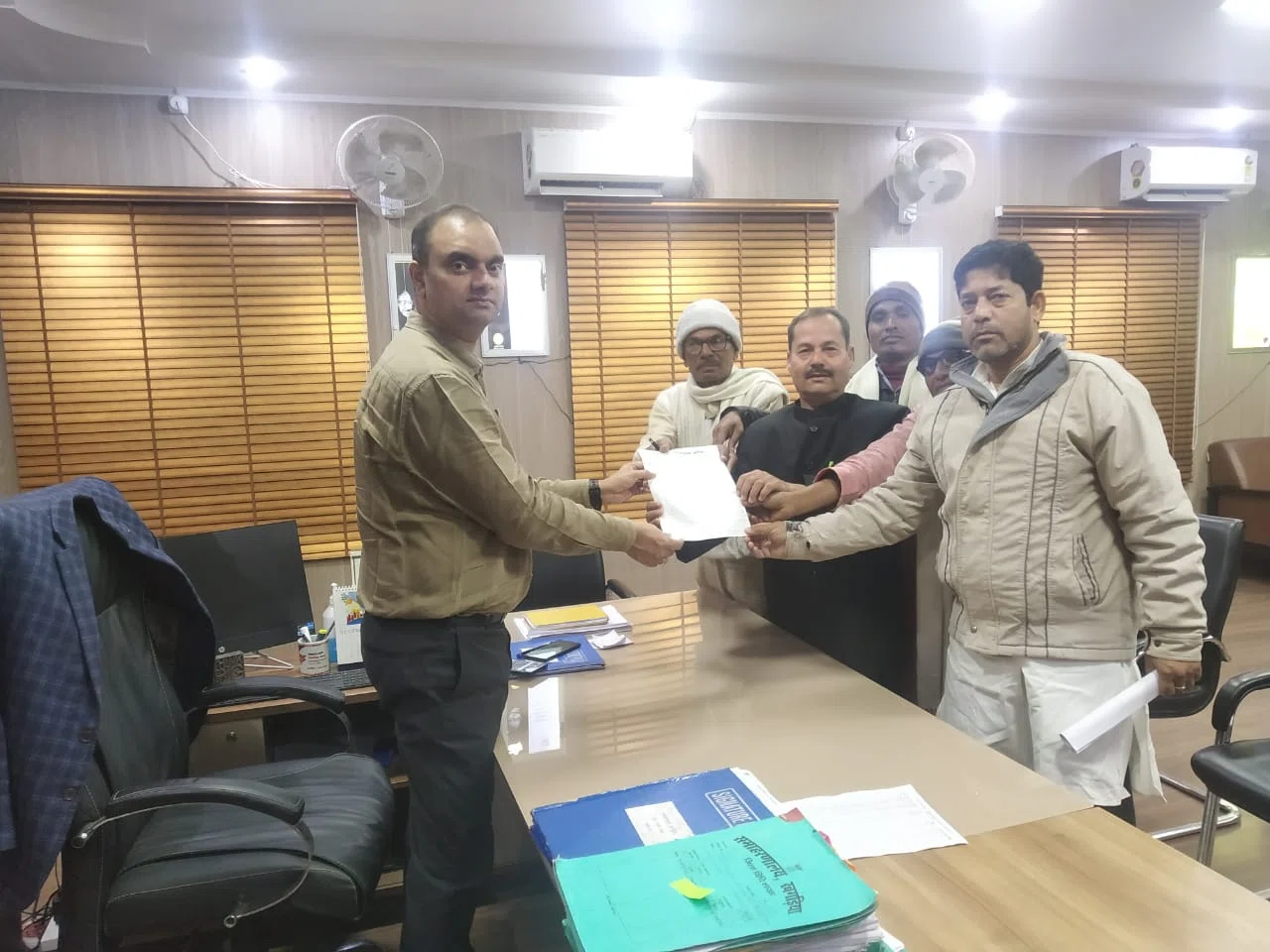 जल-जमाव की समस्या से आजिज किसानों के जत्थे ने डीएम को सौंपा ज्ञापन, सहायक अभियंता और संवेदक के कारनामों से कराया अवगत,खाद की कालाबाजारी में कृषि समन्वयक एवं प्रखंड कृषि पदाधिकारी क
