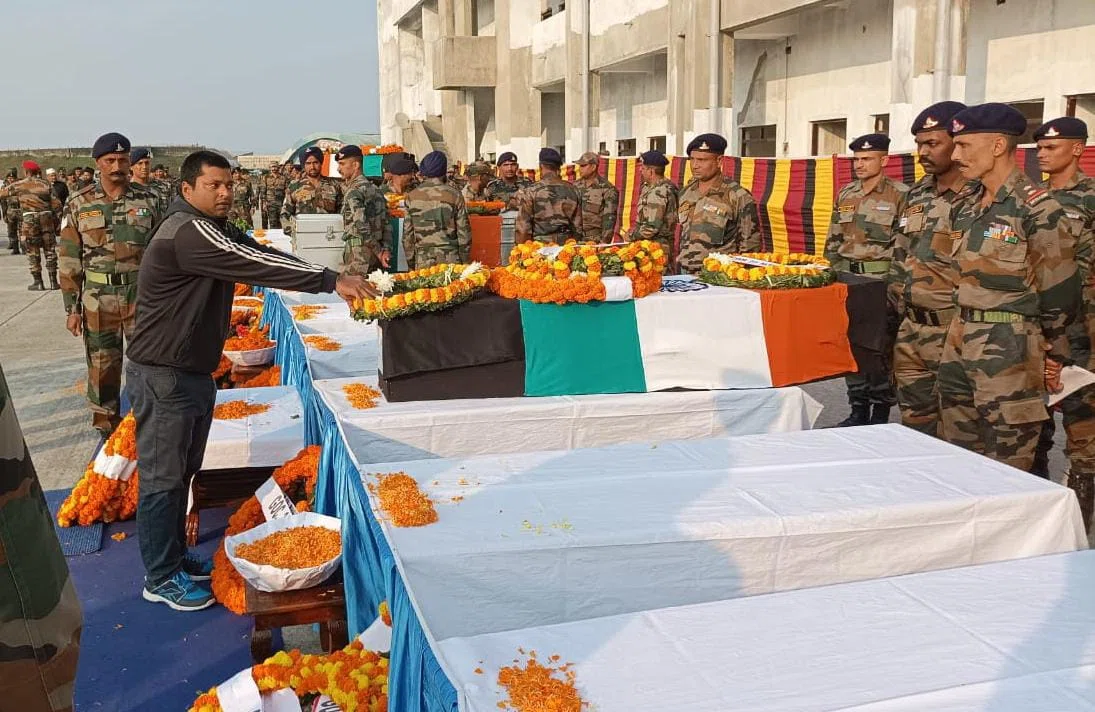 सिक्किम के हादसे में शहीद हुए खगड़िया निवासी थल सेना के नायक सूबेदार चंदन कुमार मिश्र के घर पहुंचे एसडीओ और एसडीपीओ ने परिजनों को दिया सांत्वना,अधिकारियों ने अगुवानी गंगा घाट जाकर 