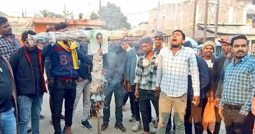 आखिर कब तक होती रहेगी खाद की कालाबाजारी! एनएसयूआई के जिलाध्यक्ष ने अन्य कार्यकर्ता और किसानों के साथ जिला कृषि पदाधिकारी का किया घेराव तो अंजाम भुगतने की मिल रही धमकी