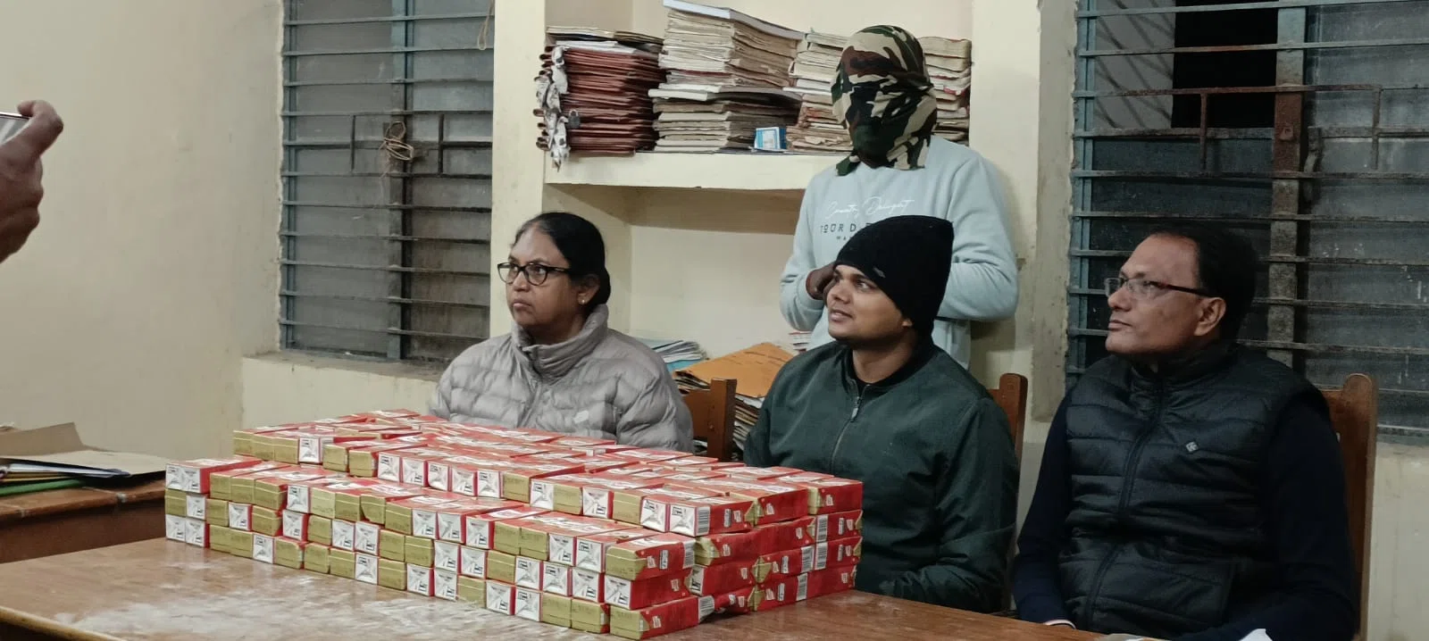 अब तो आटा चक्की भी उगलने लगी शराब,सैकड़ों ट्रेटा पैक विदेशी शराब के साथ पति-पत्नी गिरफ्तार, देसी शराब के साथ दो अन्य शराब कारोबारी भी धराया