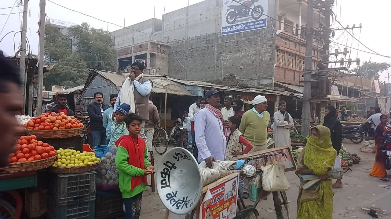 खासे चर्चा में हैं बेलदौर नगर पंचायत चुनाव में मुख्य पार्षद पद से भाग्य आजमा रही रुबी कुमारी, इस हाईटेक युग में साइकिल से चुनावी प्रचार-प्रसार का अंदाज है निराला