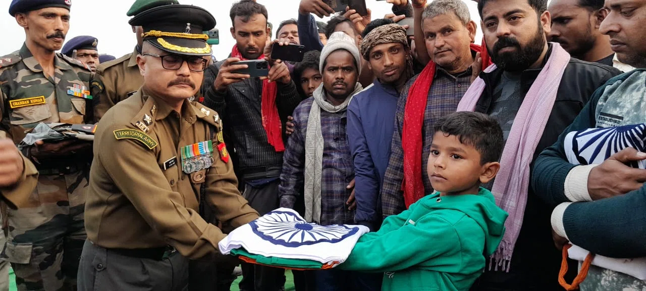 शहीद जेसीओ चंदन कुमार मिश्र का अगुवानी गंगा तट पर सैनिक सम्मान के साथ किया गया अंतिम संस्कार, महज आठ वर्षीय पुत्र मयंक ने दी मुखाग्नि, बिलखते रहे परिजन