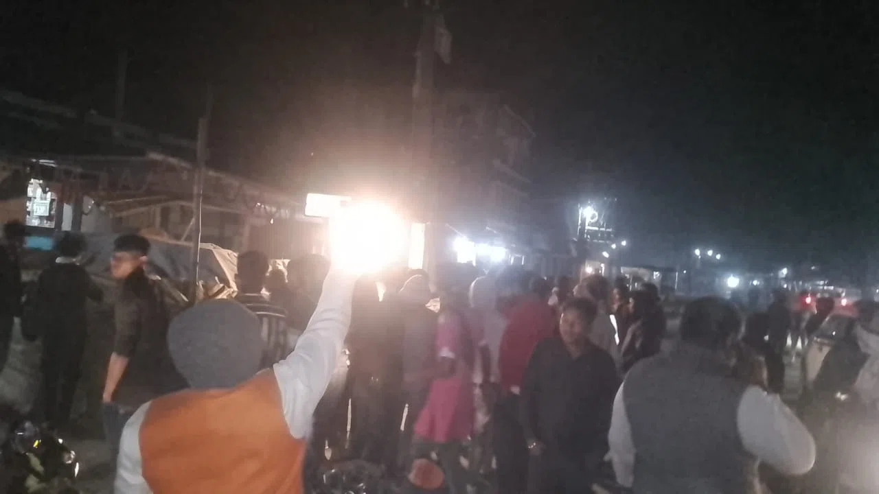 बेलदौर बाजार स्थित सब्जी मंडी के समीप आखिर किसने चलाई गोलियां!पड़ताल में जुटी पुलिस,चुनावी प्रचार-प्रसार के लिए बज रहे भोंपू का आवाज हुआ ठंढ़ा और गरजने लगी बंदूकें, दहशतजदा हैं लोग