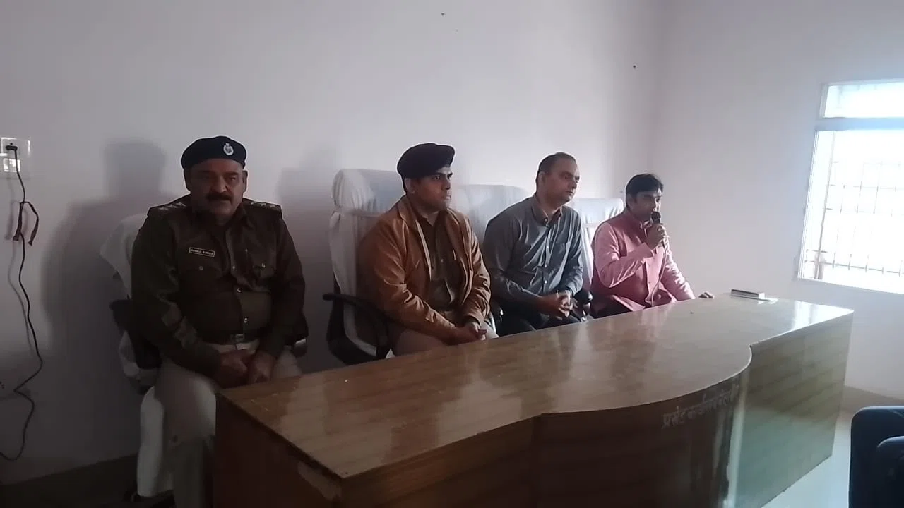 नगर निकाय चुनाव को ले समीक्षात्मक बैठक आयोजित,डीएम ने कहा-दोपहर 2 बजे के बाद मतदान केन्द्रों पर होने लगती है फर्जी मतदाताओं की मौजूदगी,नकेल कसना जरुरी