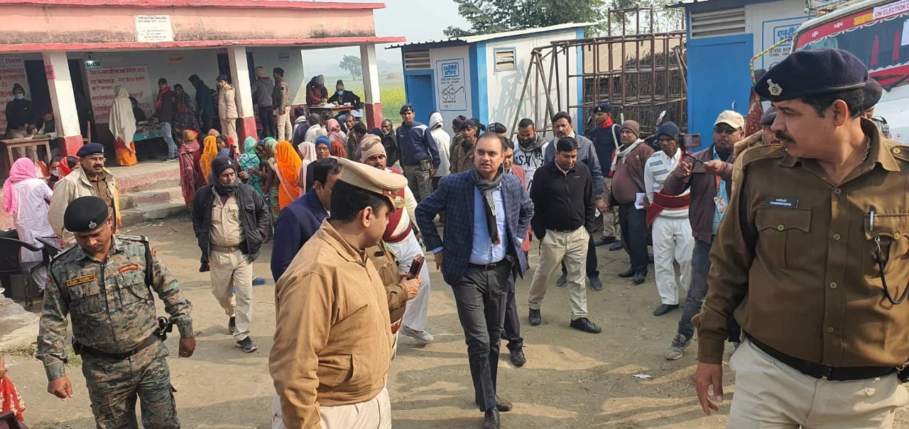 नगर पालिका आम निर्वाचन के दूसरे चरण में आज बेलदौर नगर पंचायत के विभिन्न मतदान केंद्रों का डीएम डॉक्टर आलोक रंजन घोष एवं एसपी अमितेश कुमार ने किया संयुक्त निरीक्षण, मतदाताओं की कराई