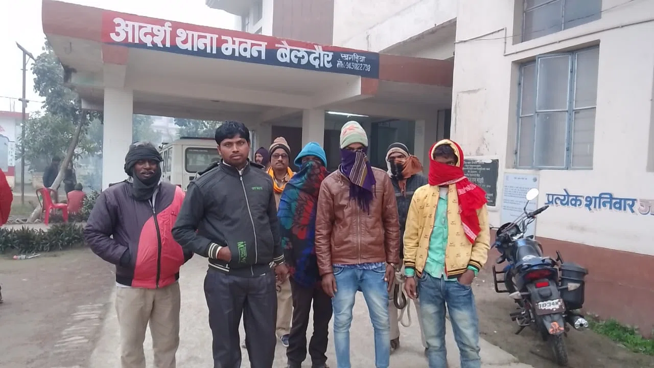 चार युवक एक ही बाइक पर शराब के साथ सवार होकर मनाने जा रहा था नव वर्ष का जश्न,पुलिस ने दबोचा