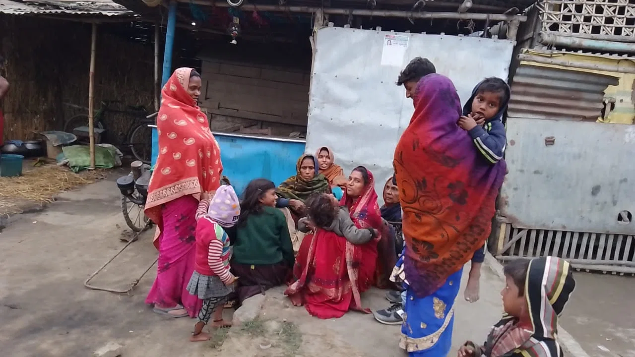 महादलित परिवार के लोगों का ठंढ़ के इस मौसम में छूटने लगा है पसीना, लगभग सौ वर्षों से सरकारी जमीन पर रह रहे महादलित परिवारों से सीओ ने कहा-विधायक जी ने खरीद लिया है जमीन,करना पड़ेगा