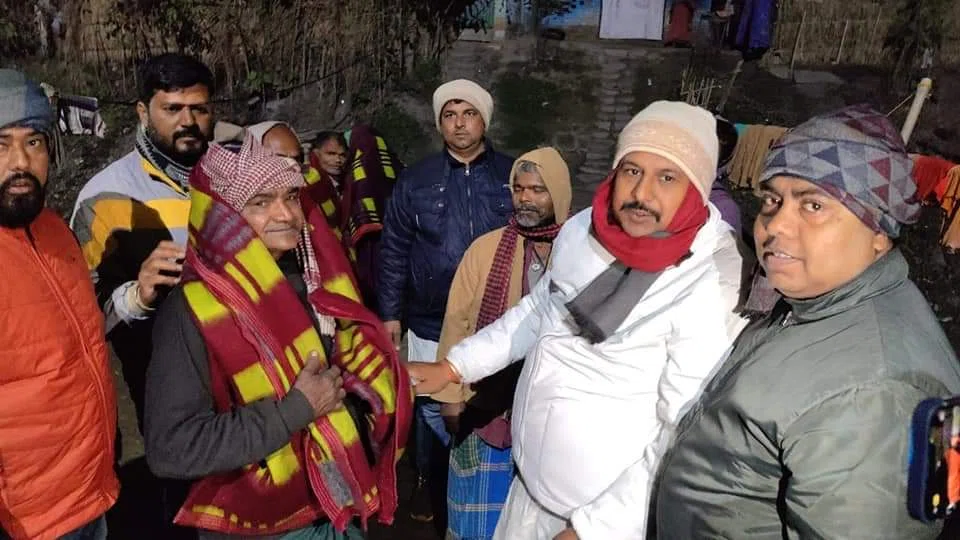 पूर्व नगर सभापति सह पूर्व राजद एमएलसी प्रत्याशी मनोहर यादव ने अपने जन्मदिन मौके पर गरीब व जरुरतमंदों के घर-घर जाकर किया कंबल वितरित,कहा-ताउम्र करता रहूंगा गरीब और जरुरतमंदों की सेव