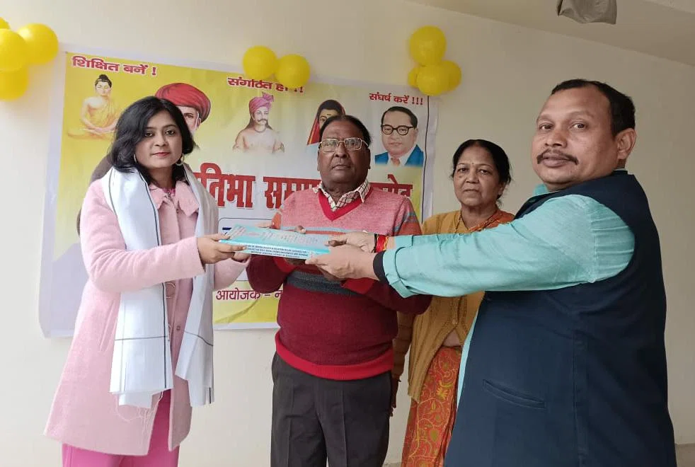 पीएचडी करने वाली मधु प्रिया हुई सम्मानित,प्रोफेसर तरुण प्रसाद ने मधु से सीख लेने की जरुरत पर दिया बल,तो राकेश पासवान शास्त्री ने कहा-सफलता अर्जित कर लड़कियां बन रही आत्मनिर्भर