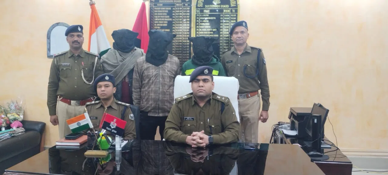 सात अपराधियों ने मक्का व्यवसायी के घर में घुसकर पति-पत्नी की गला रेतकर की थी नृशंस हत्या,तीन अपराधी चढ़े पुलिस के हत्थे,चार अन्य की गिरफ्तारी को ले संभावित ठिकानों पर छापेमारी जारी