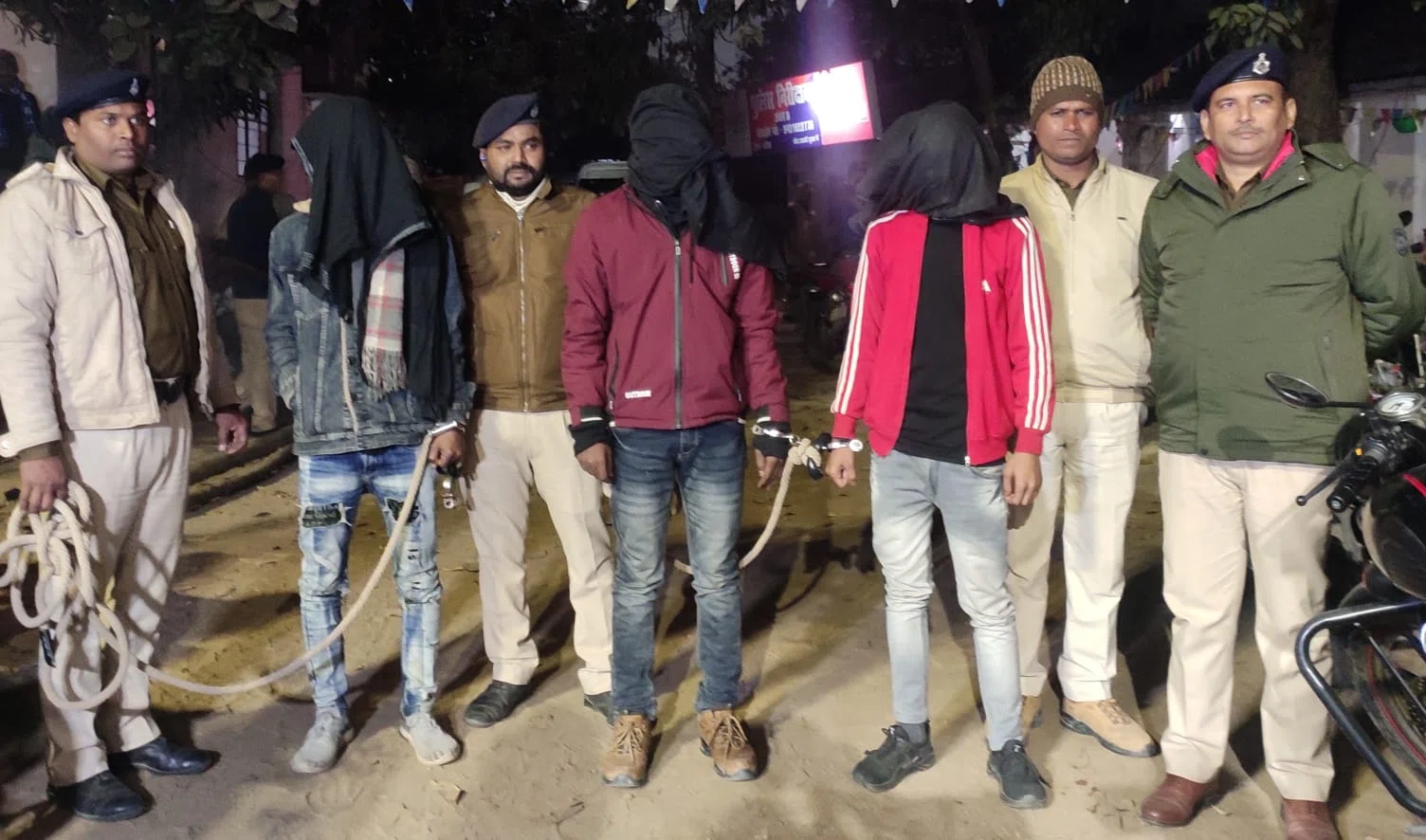 फर्जी पुलिस कर्मी बनकर वाहन चालकों से अवैध वसूली कर रहे कार सवार तीन युवकों को पुलिस ने किया गिरफ्तार,खंगाली जा रही कुंडली