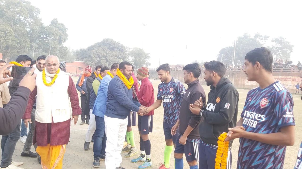बहुचर्चित भूतपूर्व मुखिया विजय कुमार यादव की पुण्यतिथि पर फुटबॉल टूर्नामेंट आयोजित, युवाशक्ति के राष्ट्रीय कार्यकारी अध्यक्ष नागेन्द्र सिंह त्यागी ने कहा-स्वच्छ और स्वस्थ समाज निर्
