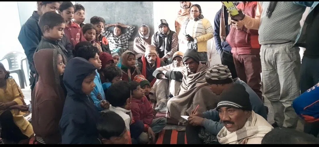 विद्यालय में जांच करने पहुंचे पंचायत सेवक को पहले पिलाया दारु,फिर पुलिस पदाधिकारी को बुलाकर नशे की हालत में करा दिया गिरफ्तार,चहुंओर हो रही चर्चा