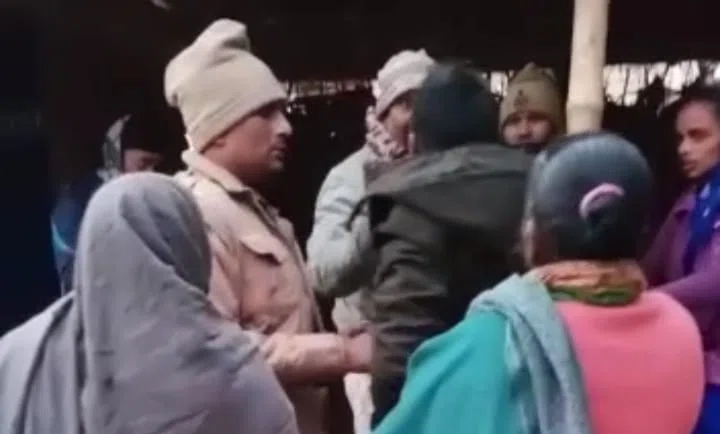 शराब की तलाश को ले बिना महिला पुलिस के घर में घुसी मध निषेध की टीम को महिलाओं ने खदेड़ा,घर में शराब नहीं मिलने पर मारपीट करने लगे थे मध निषेध विभाग के पदाधिकारी,सोशल मीडिया पर वायर