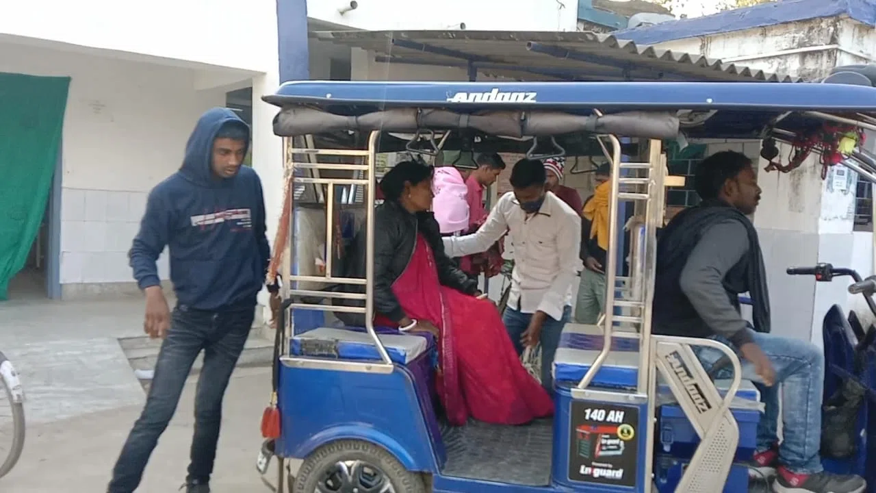 अनियंत्रित वाहन की चपेट में आने से बाइक सवार मां- बेटे जख्मी,गंभीर रुप से जख्मी महिला को स्थानीय अस्पताल में कराया गया भर्ती