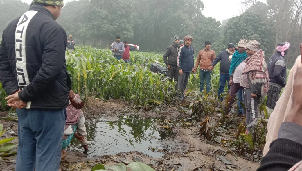 एक तरफ शातिर चोरों ने ऑयल कंपनी के पाइप लाइन से हजारों लीटर क्रूड ऑयल की कर ली चोरी, दूसरी तरफ तेल लेने को ले ग्रामीणों के बीच मची रही होड़