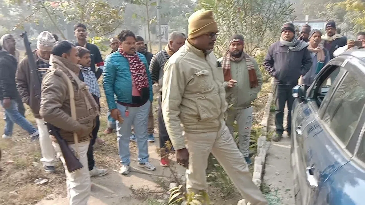 परबत्ता प्रखंड प्रमुख की गाड़ी का शीशा तोड़कर आखिर किसने उड़ा लिए लाखों रुपये!पड़ताल में जुटी पुलिस