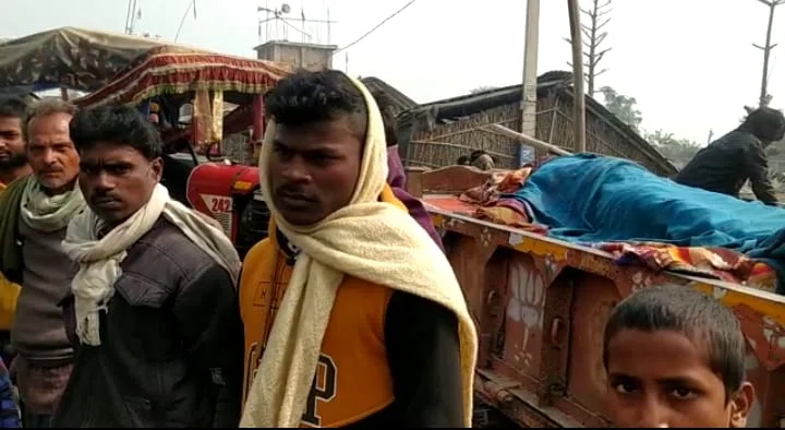 सड़क दुर्घटना में मौत के शिकार हुए अरविंद भगत के शव को लेकर ग्रामीणों ने किया सड़क जाम,मुआवजे के लिए सड़क जाम कर रहे ग्रामीणों ने कहा-धंसना गिरने से अरविंद भगत की बेटी भी हुई थी मौ