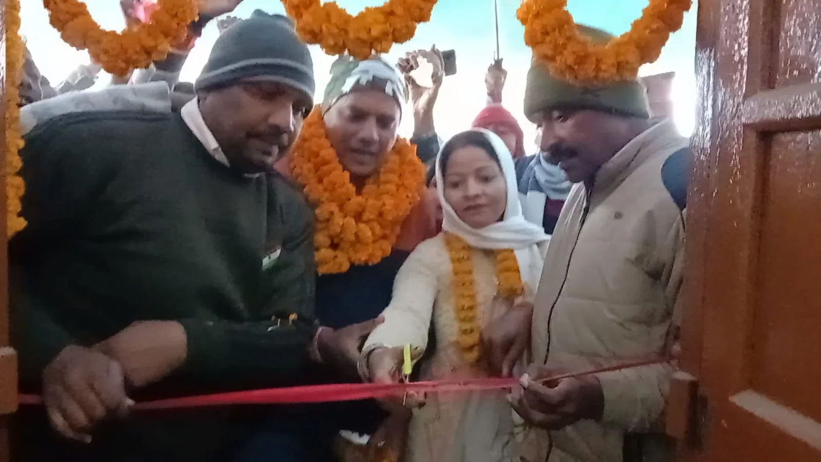 ...और जब परबत्ता की नवनिर्वाचित मुख्य पार्षद अर्चना देवी ने ढ़ोल-नगाड़े और आतिशबाजियों के बीच किया क्षेत्र भ्रमण, कार्यालय कक्ष की कुर्सी पर विराजमान होने से पहले अपने सास- ससुर का