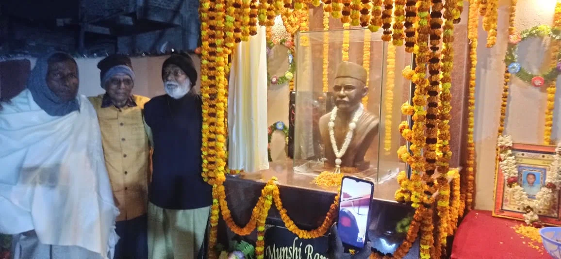 पूर्व मुखिया सुरेश प्रसाद की जयंती पर मुंशी रामलाल की प्रतिमा का हुआ अनावरण,सेवानिवृत्त विंग कमांडर रमेश चंद्र प्रसाद ने पूर्वजों द्वारा विभिन्न क्षेत्रों में किए गए कार्यों को किय