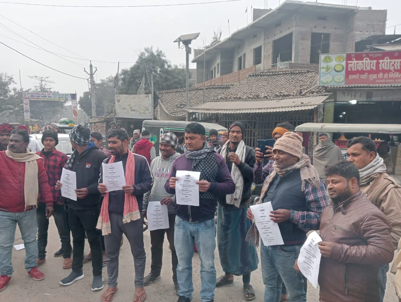शिक्षा मंत्री प्रोफेसर चंद्रशेखर के पक्ष में उतरे समर्थकों ने कहा-मनुस्मृति से नहीं,अपितु संविधान से चलेगा देश