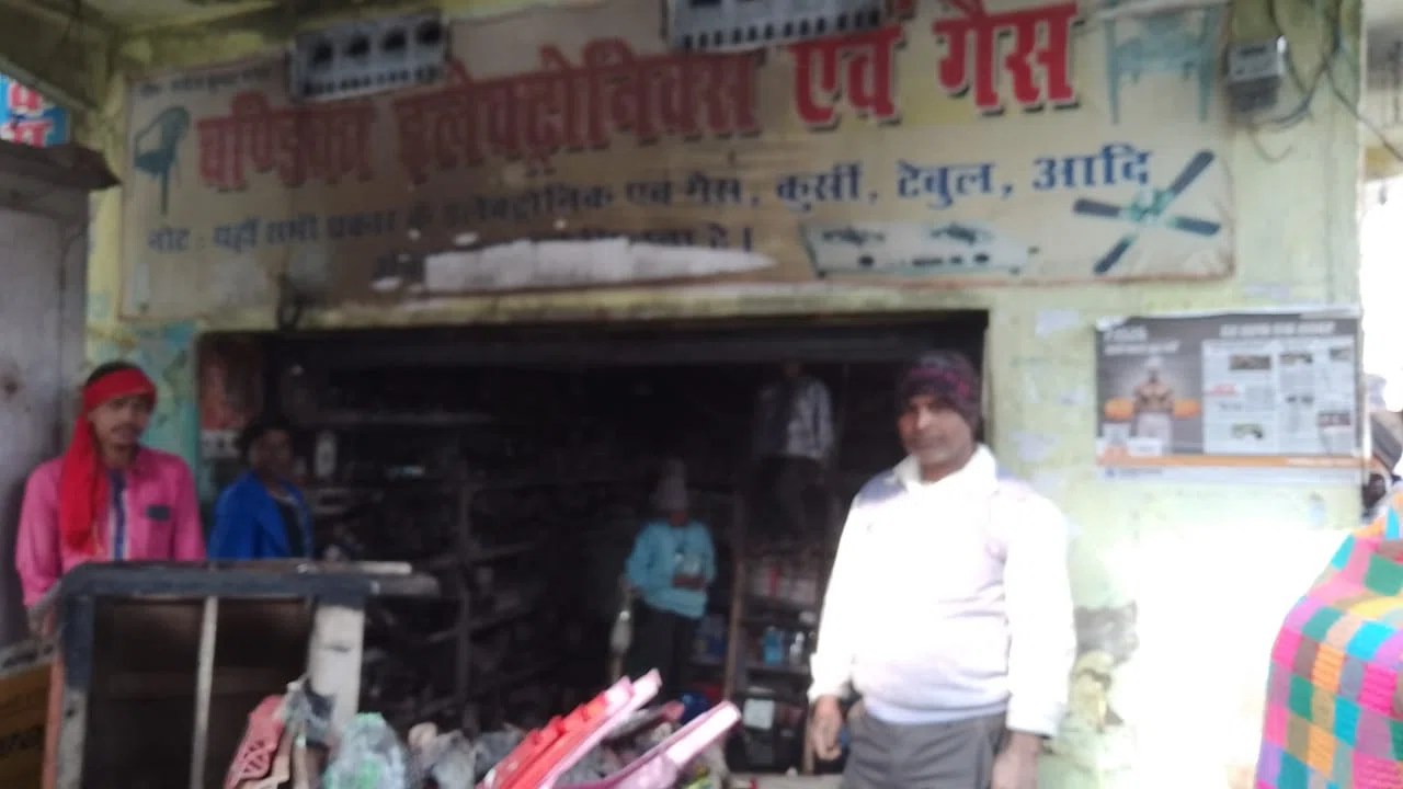 इलेक्ट्रॉनिक्स एवं गैस दुकान में आग लगी या लगा दी गई आग!पड़ताल में जुटी पुलिस