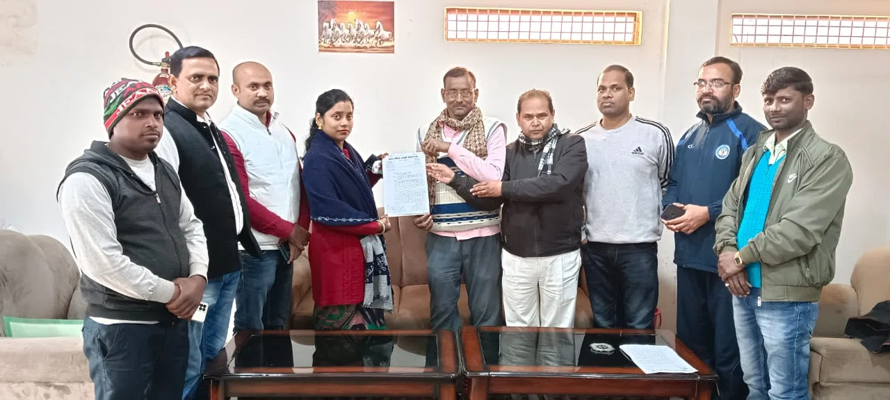 जननायक कर्पूरी ठाकुर की आदमकद प्रतिमा और उनके नाम से कमरा बनाने की मांग को ले नगर सभापति को सौंपा आवेदन,बिहार के गौरव कहे जाने वाले जननायक कर्पूरी ठाकुर की जिले में एक भी नहीं है प