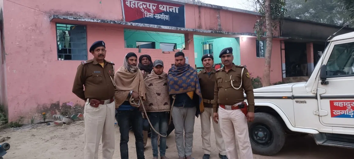 अलौली के गोरखा बहियार में चल रहे मिनी गन फैक्ट्री का पुलिस ने किया उद्भेदन,अर्धनिर्मित हथियार व हथियार बनाने में प्रयुक्त होने वाले औजारों सहित तीन गिरफ्तार