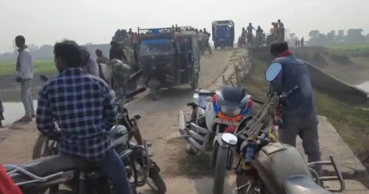 ध्वस्त पुलिया के नव निर्माण को लेकर आखिर क्यों नहीं दिखाई जा रही गंभीरता!क्या सांसद, विधायक और जिला प्रशासन को है किसी बड़े हादसे का इंतजार!फिर पलटा ट्रैक्टर,बाल-बाल बची तीन लोगों