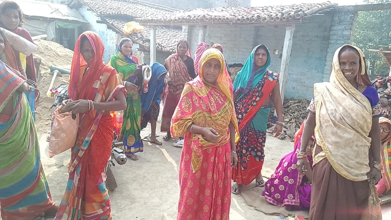 बेलदौर प्रखंड क्षेत्र में सिर चढ़कर बोल रही डीलरों की मनमानी,राशन के नाम पर कटौती करने से नाराज लाभुकों ने काटा बबाल