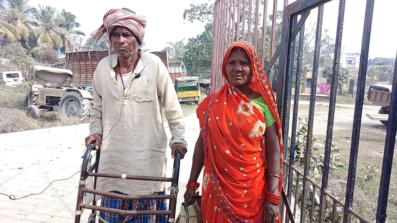 कलयुगी पुत्र ने विकलांग हो चुके पिता के साथ-साथ मां को भी मारपीट कर किया घर से बेघर,खाना खाने के लिए तरस रहे वृद्ब दम्पति