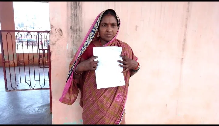 सात बच्चों की मां को पति और ससुरालजनों ने मारपीट कर घर से किया बेघर,इंसाफ की आस में पीड़ित महिला थानाध्यक्ष से लगाई न्याय की गुहार