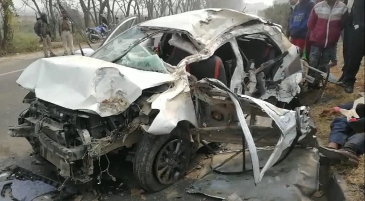 कुत्ते को बचाने के चक्कर में कार सवार पिता सहित दो की दर्दनाक मौत,मां-बेटे की हालत गंभीर,बंधन बैंक के मैनेजर के रुप में हुई खगड़िया के गोगरी निवासी एक मृतक की पहचान