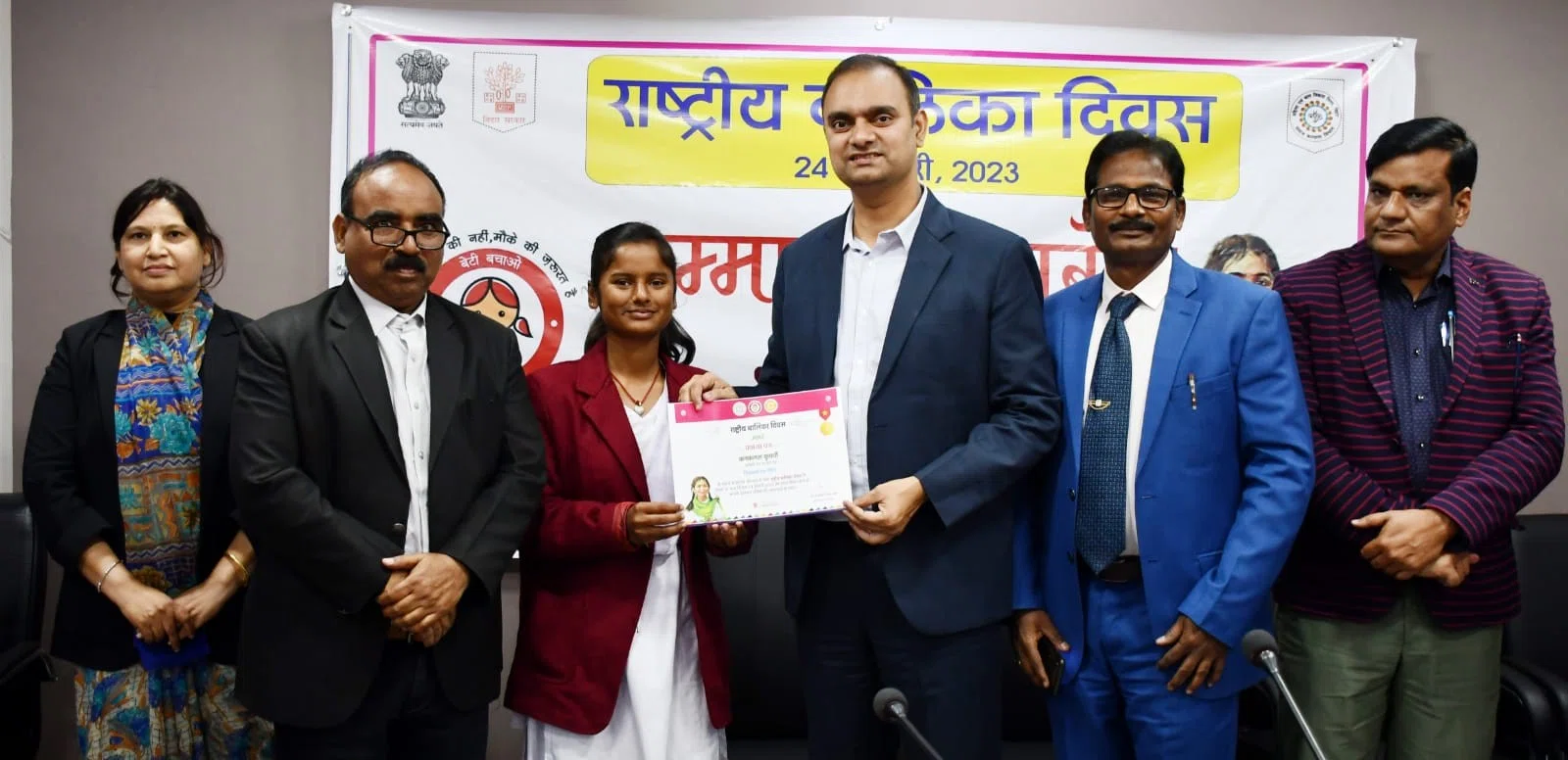 राष्ट्रीय बालिका दिवस पर उत्कृष्ट कार्य के एवज में 27 बालिकाएं हुई सम्मानित, बच्चियों को समान अवसर दिए जाने की वकालत करते हुए डीएम डॉक्टर आलोक रंजन घोष ने कहा-जिस देश में नारी का ह