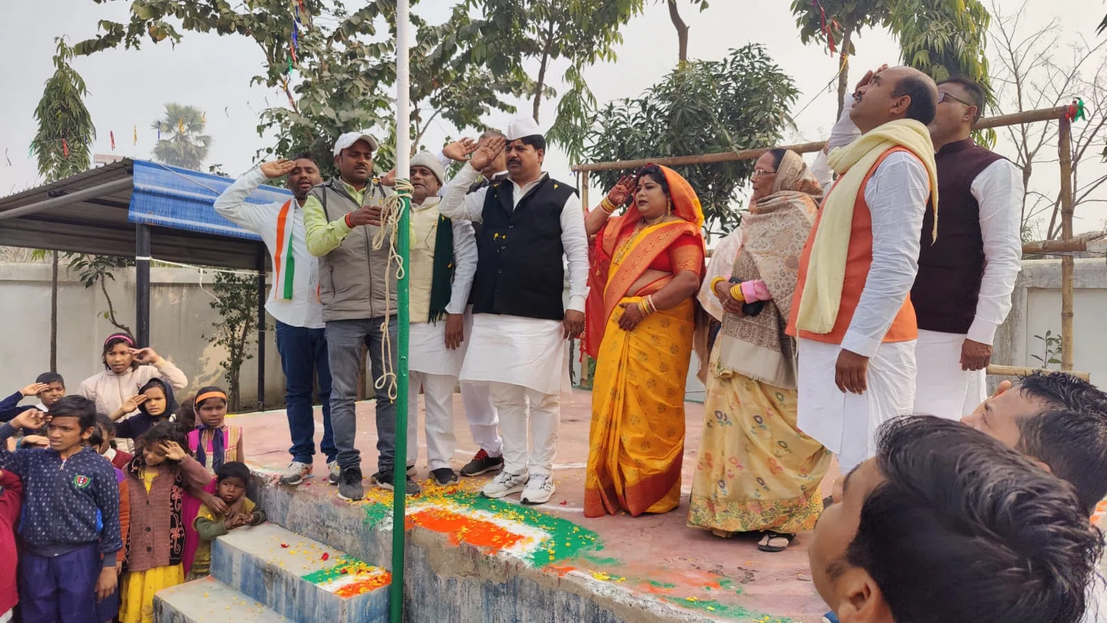 राजद कार्यालय में पूर्व राजद एमएलसी प्रत्याशी मनोहर यादव ने राष्ट्रीय ध्वज फहराकर तिरंगे को दी सलामी,तो योगिराज डॉ रामनाथ अघोरी पार्क में पूर्व नगर सभापति सीता कुमारी ने किया झंडोत